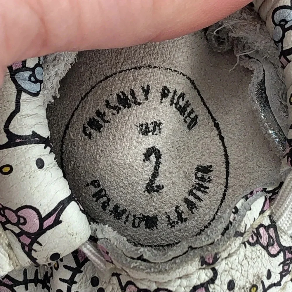 Freshly Picked x Sanrio Hello Kitty baby moccasins Peek a Bow size 2 infant - Picture 8 of 16